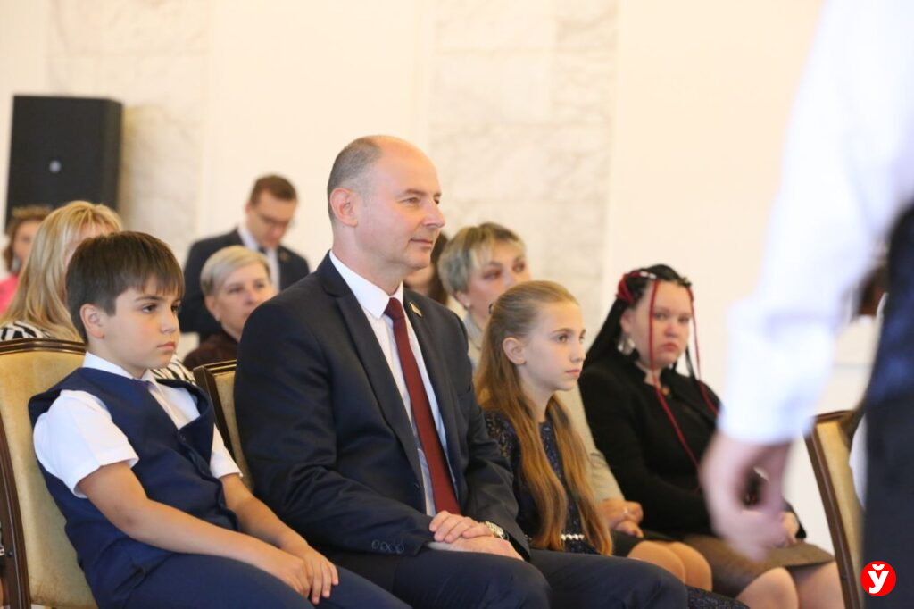 «Не останавливайтесь на достигнутом»! Кушнаренко вручил 21 женщине Минщины ордена Матери