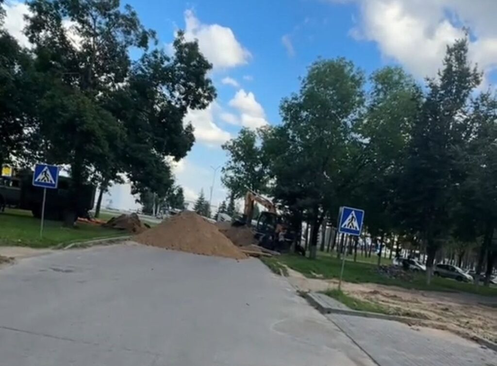 Без горячей воды — с горячими сердцами. Блогеры в Борисове поддержали коммунальников и накормили ужином