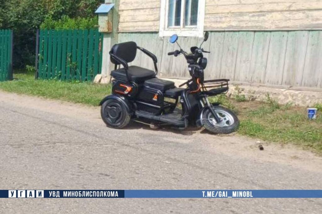 В Мядельском районе трактор столкнулся с электромопедом: пострадала женщина