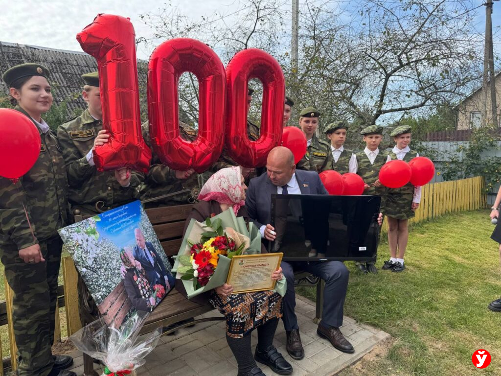 «И в 100 я еще мама». В Березино отмечают юбилей ветерана, прожившего век