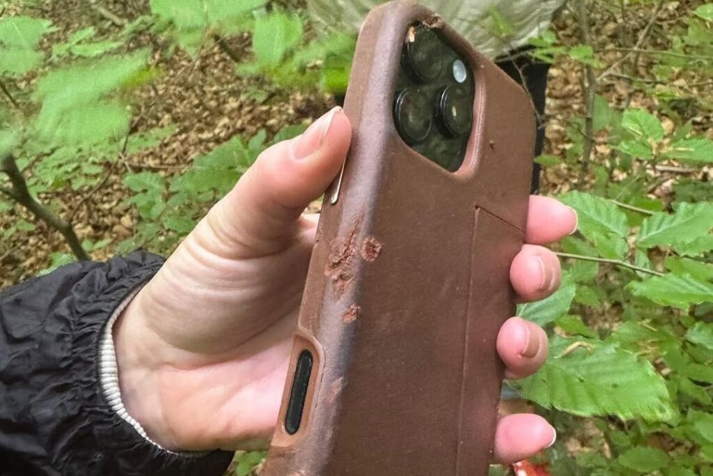 Женщина уронила iPhone с высоты 800 метров — он остался невредим