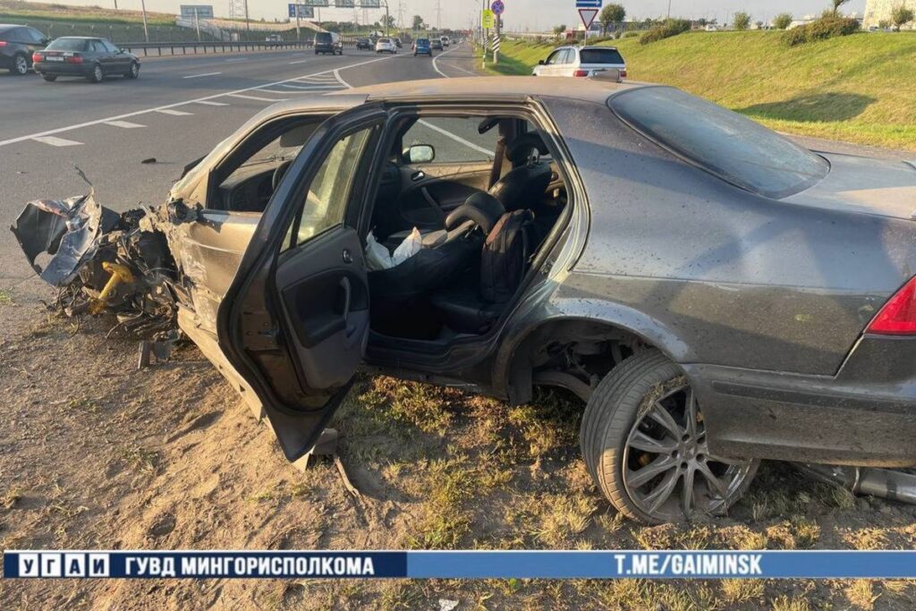 Легковушка снесла фонарный столб на МКАД — водитель чудом остался жив