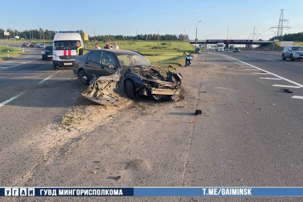 Легковушка снесла фонарный столб на МКАД — водитель чудом остался жив