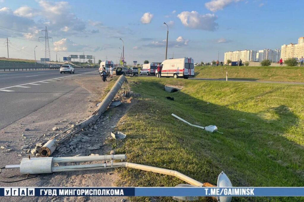 Легковушка снесла фонарный столб на МКАД — водитель чудом остался жив