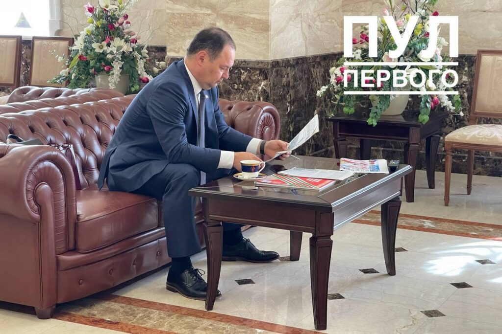 Головченко передал Лукашенко первую золотую монету белорусской чеканки