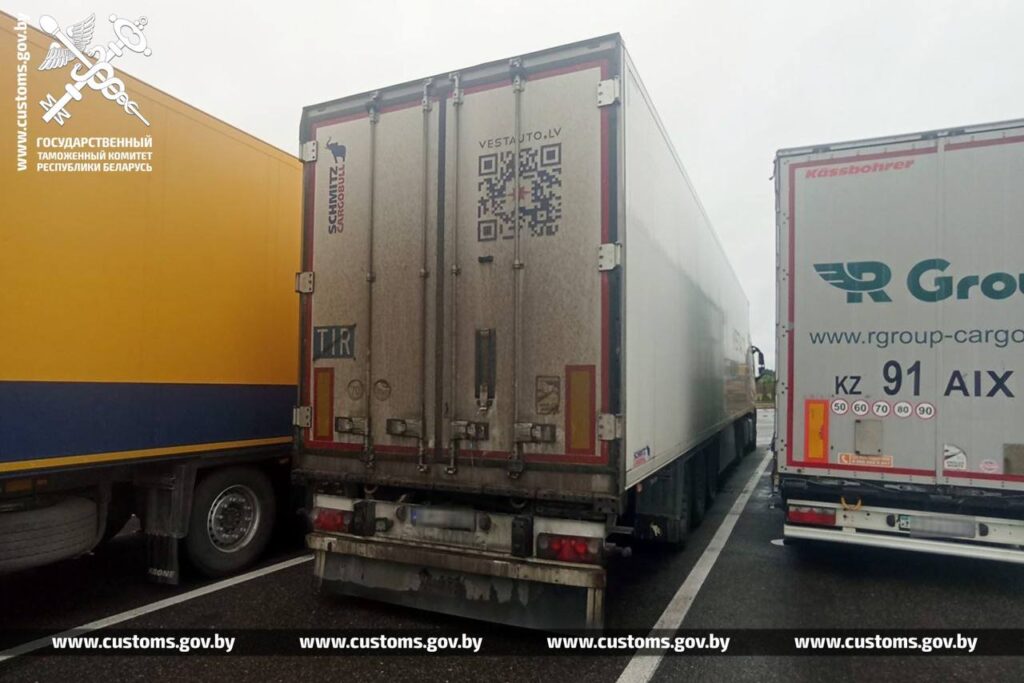 Пять тягачей и микроавтобус пытались незаконно ввезти в ЕАЭС