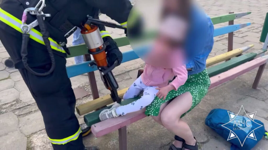 Трехлетняя девочка в Пуховичском районе застряла в скамейке парка. Потребовалась помощь спасателей