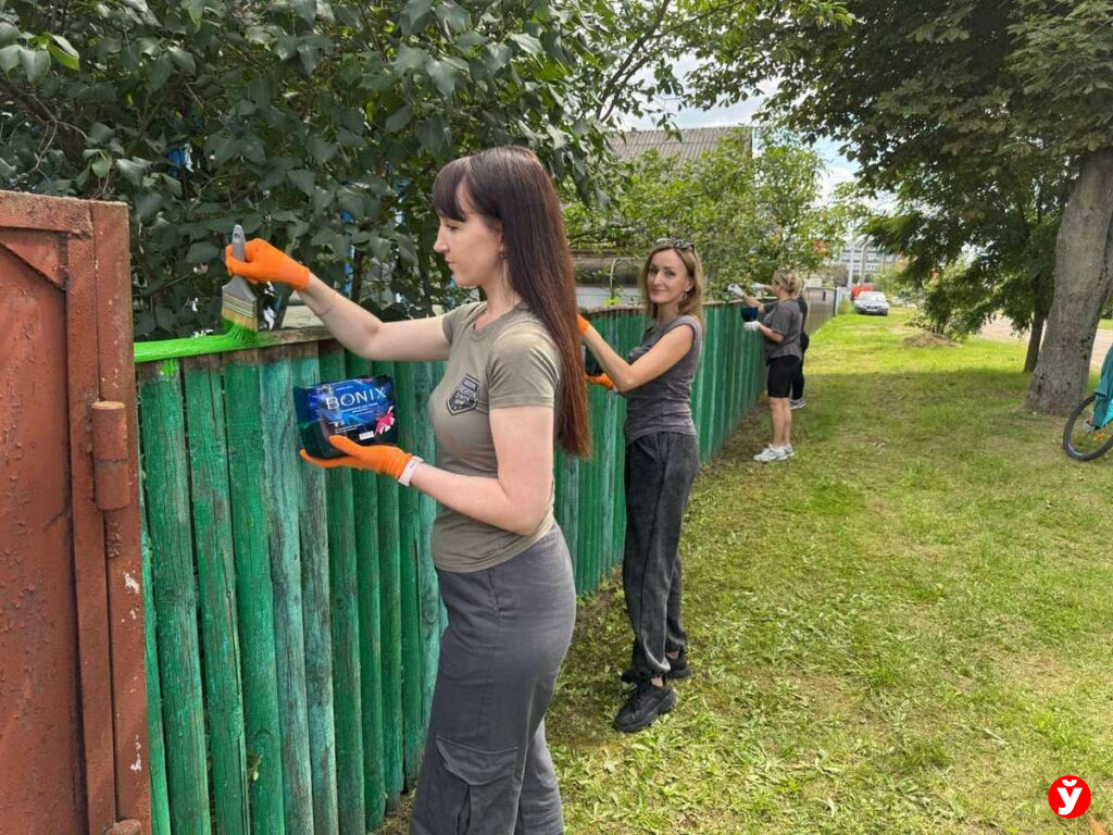 Как в Березино красили забор и ворота дома с историей и восстанавливали веру в поколение