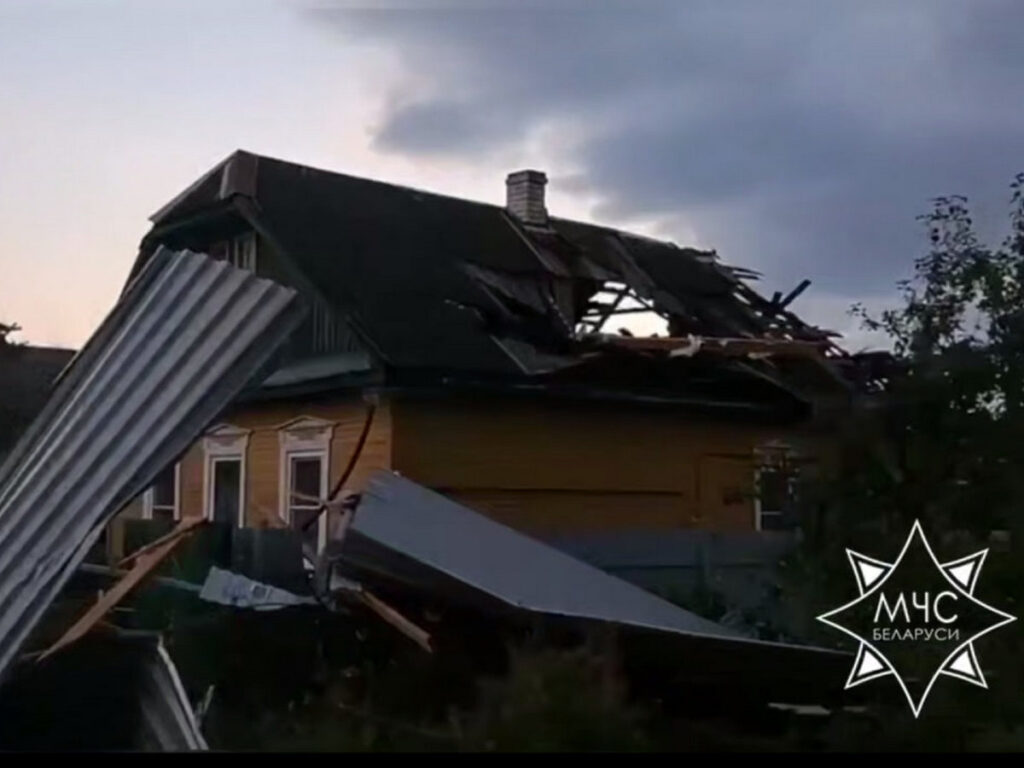 Спасатели ликвидируют последствия непогоды в нескольких районах Беларуси