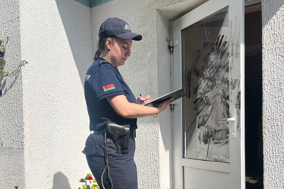 Пьяный молодечненец разбил дверь гидрологической станции в Вилейке