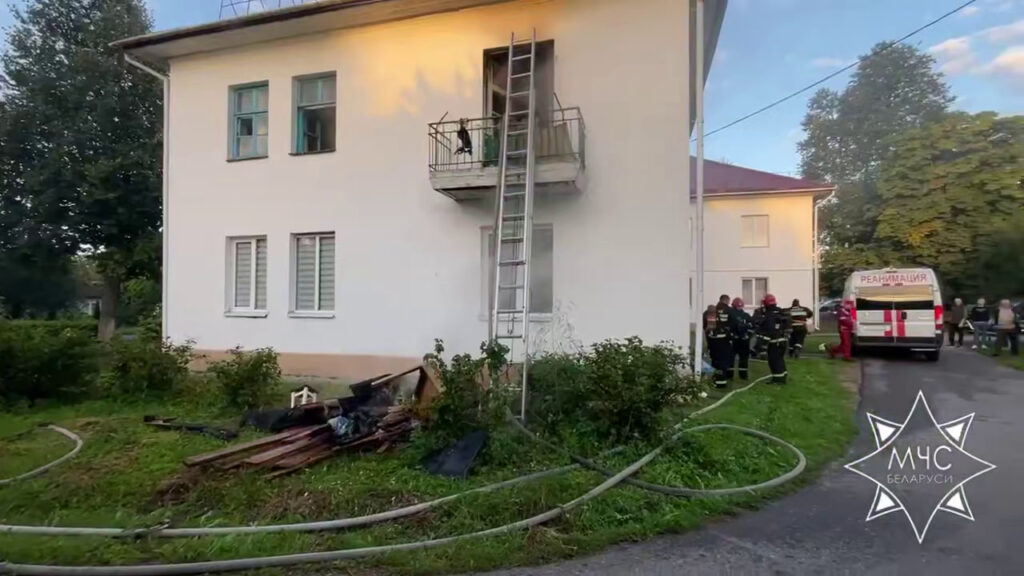 В Молодечненском районе спасатели вынесли пенсионера из горящей квартиры