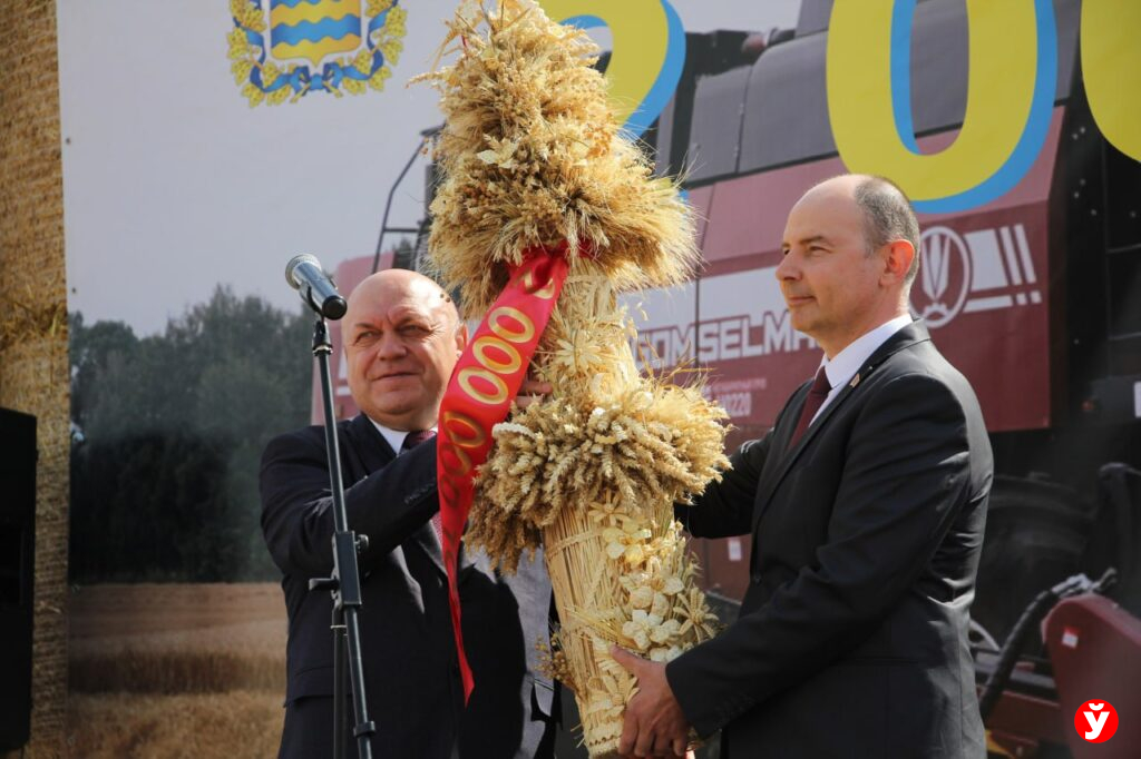 2 млн тонн зерна — Кушнаренко поздравил аграриев Минщины с самым большим караваем в стране