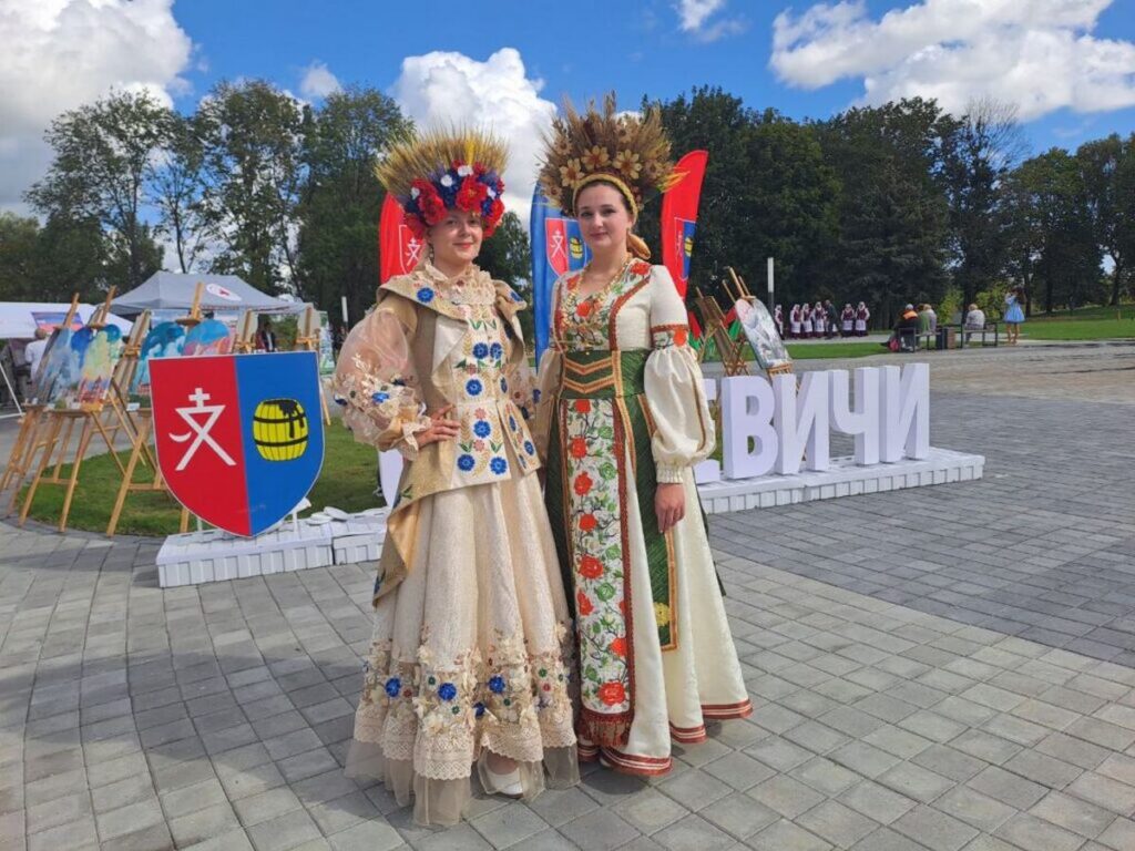 Ярко и информативно: чем удивляют выставки на Кургане Славы сегодня?