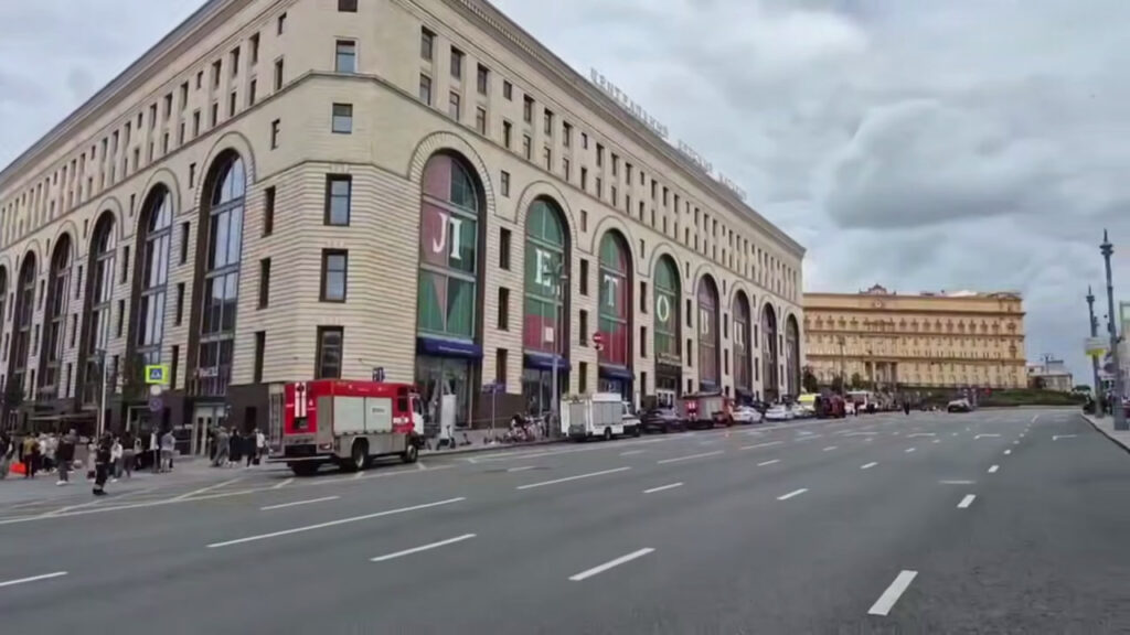 Пожар в Центральном детском магазине в Москве: один погиб, трое пострадали