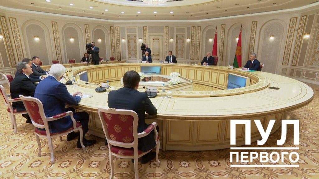 Лукашенко заявил о расширении поставок белорусской техники и продуктов в Вологодскую область