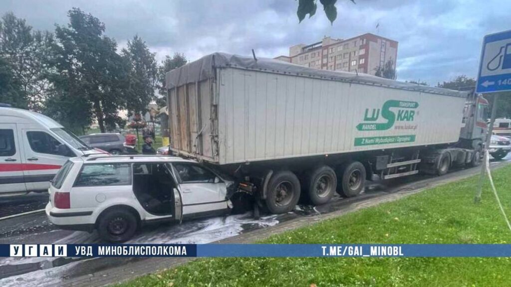 ДТП случилось в Молодечно: столкнулись Volkswagen и грузовик