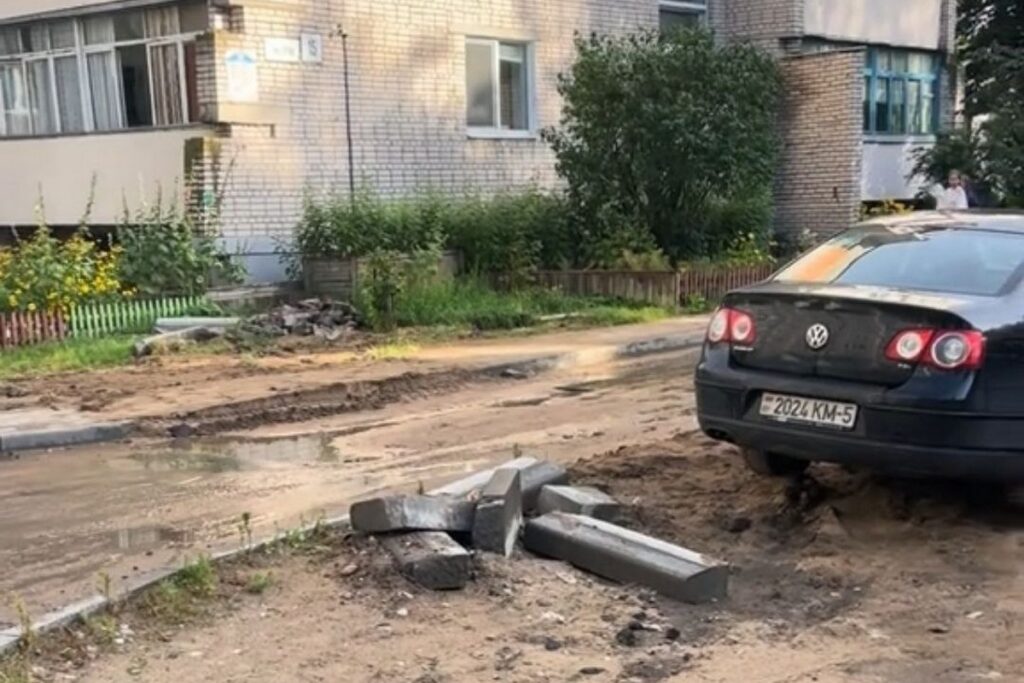 Вода пришла — асфальт ушел: что происходит на бульваре Гречко в Борисове?