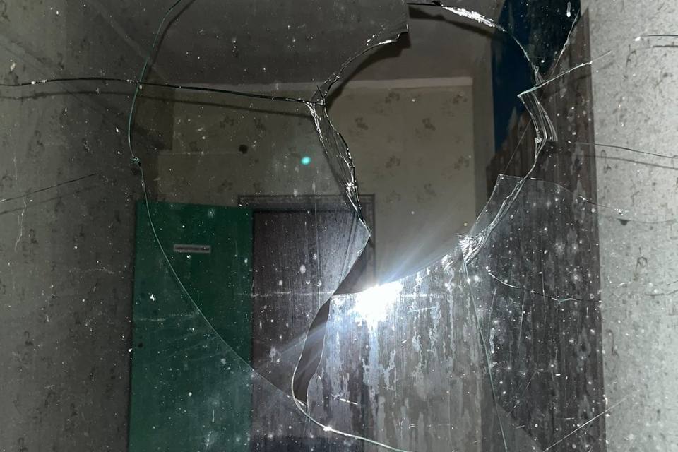 Ученики забросали камнями бывшую школу в Крупском районе