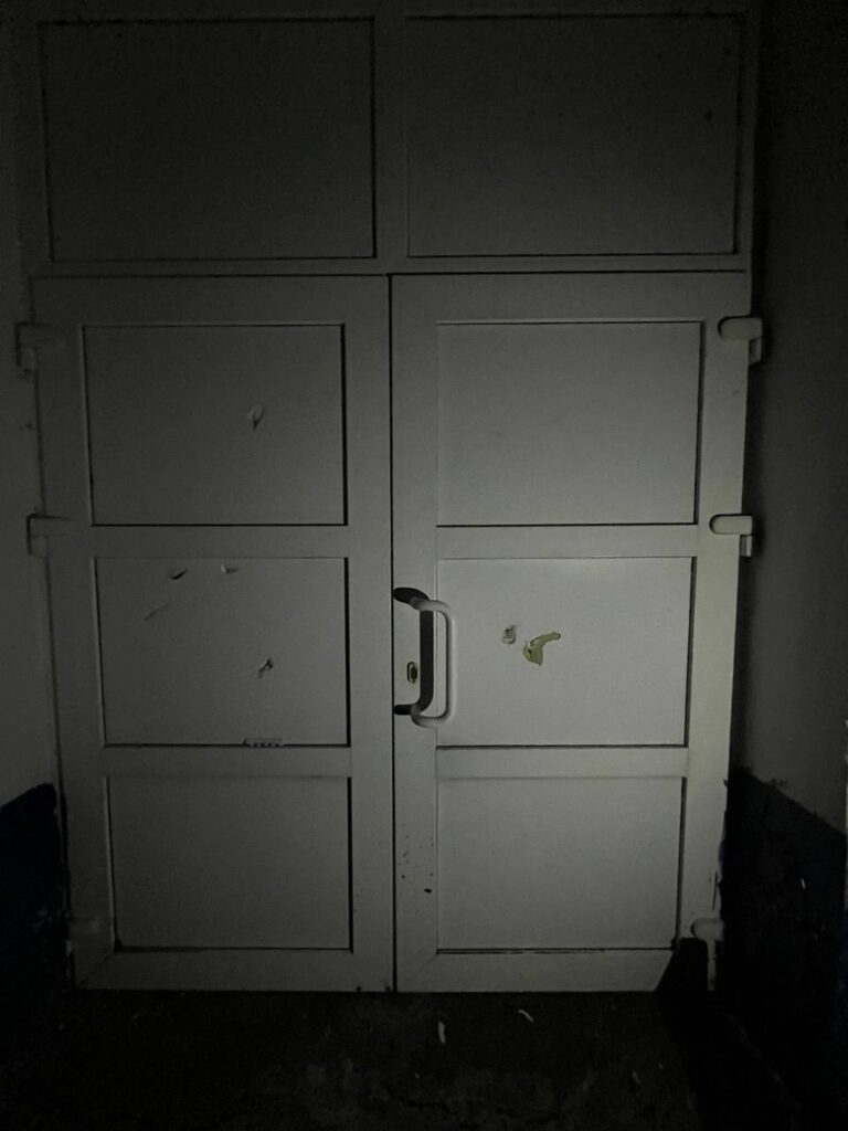двери