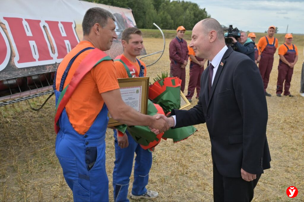 Рекордный намолот в Слуцком районе: Кушнаренко поздравил комбайнера с 8000 тонн