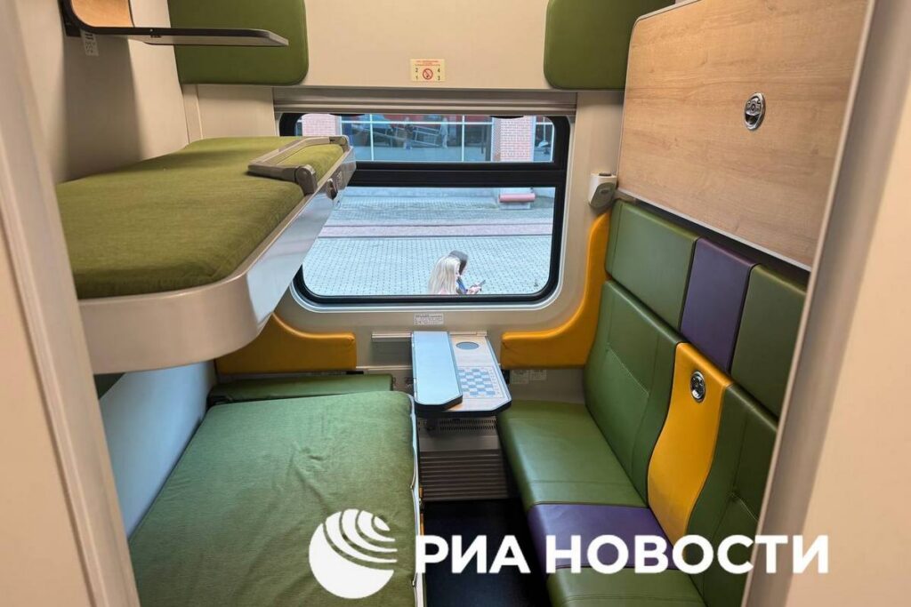 РЖД представили новые вагоны купе с удлиненными полками и душевой