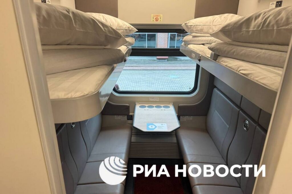 РЖД представили новые вагоны купе с удлиненными полками и душевой