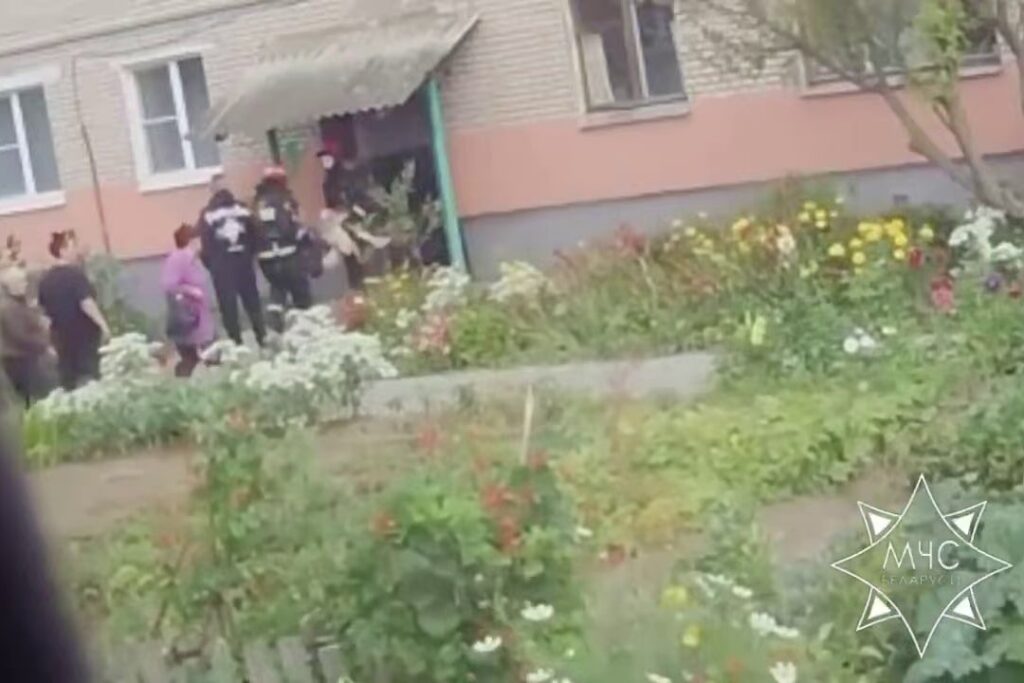 В Пуховичском районе спасатели вынесли женщину из задымленной квартиры (видео)