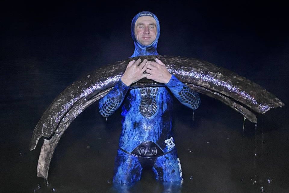 Россияне поехали на подводную рыбалку и нашли гигантский бивень мамонта
