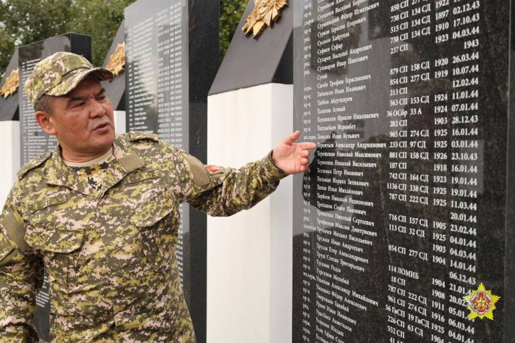 Медик из Кыргызстана привёз родную землю Нарынской области, чтит память прадеда в Беларуси