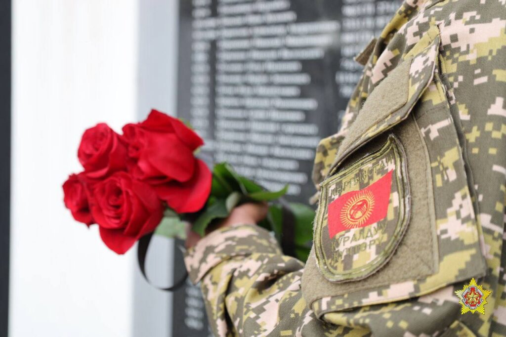 Медик из Кыргызстана привёз родную землю Нарынской области, чтит память прадеда в Беларуси