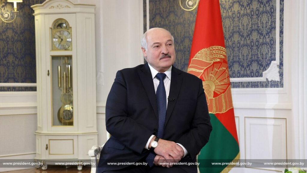 Лукашенко наградил 94 человека государственными наградами