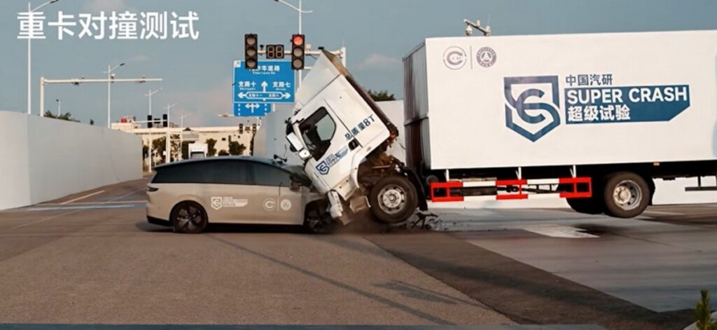 Грузовик в воздухе: нестандартный краш-тест Li Auto обернулся скандалом