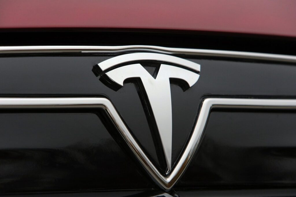Tesla ищет операторов роботакси в Нью-Йорке с зарплатой 33 доллара в час