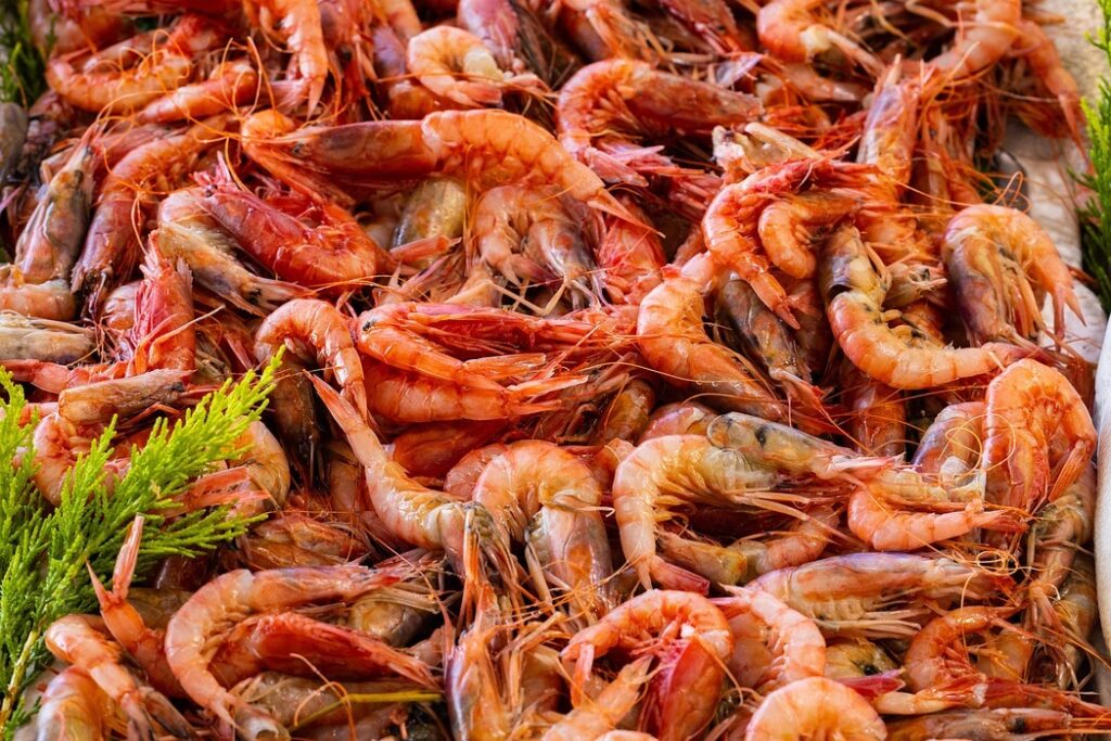 В Беларуси сняли с продажи сушеные креветки и вяленую форель российского производства