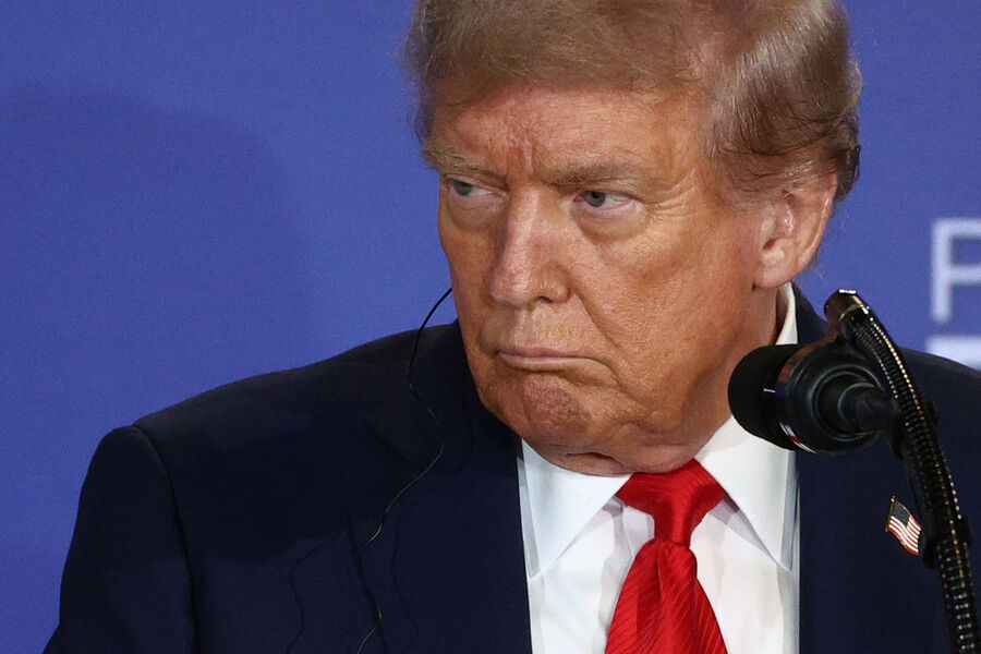 Трамп расставил декорации представления в ожидании клоунов