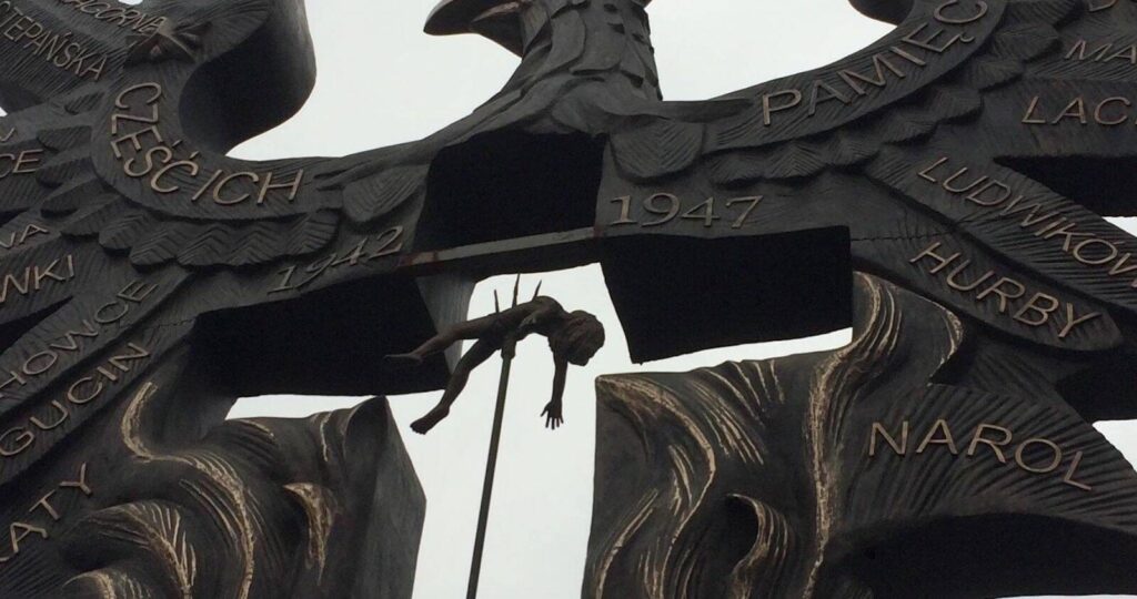 Бандеровцы осквернили памятник жертвам Волынской резни. Поляки требуют расправы