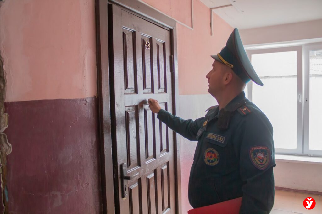 Спасатели проверили общежитие Логойского комхоза