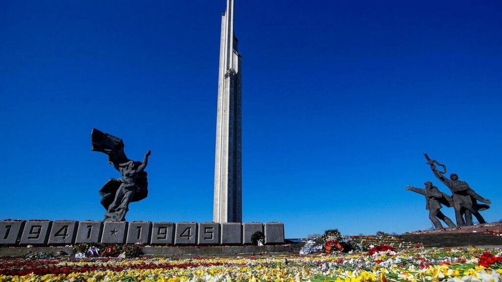 цветы у памятника освободителям Риги