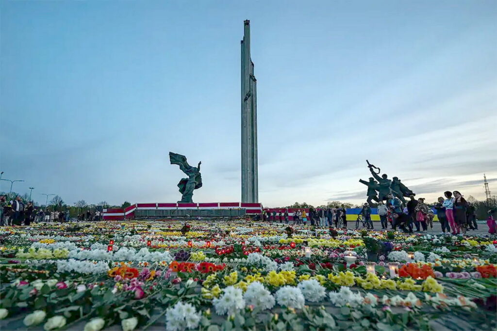 море цветов памятник освободителям Риги