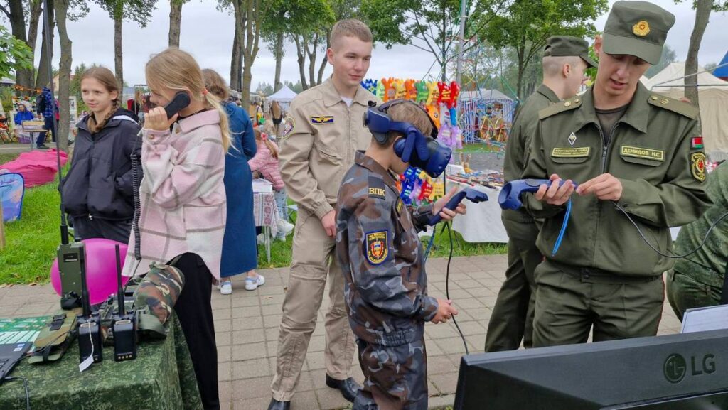 Курсанты Военной академии показали форму и образцы стрелкового оружия на «Дажынках» в Заславле