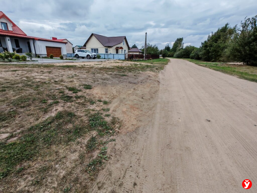 «Платим налоги, но глотаем пыль»: жители микрорайона в Жодино просят заасфальтировать дорогу