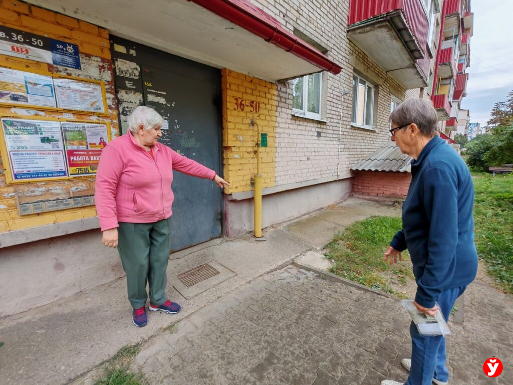 Спортплощадка с ямой и тротуар через дорогу: чем недовольны жильцы дома на пр. Мира в Жодино?