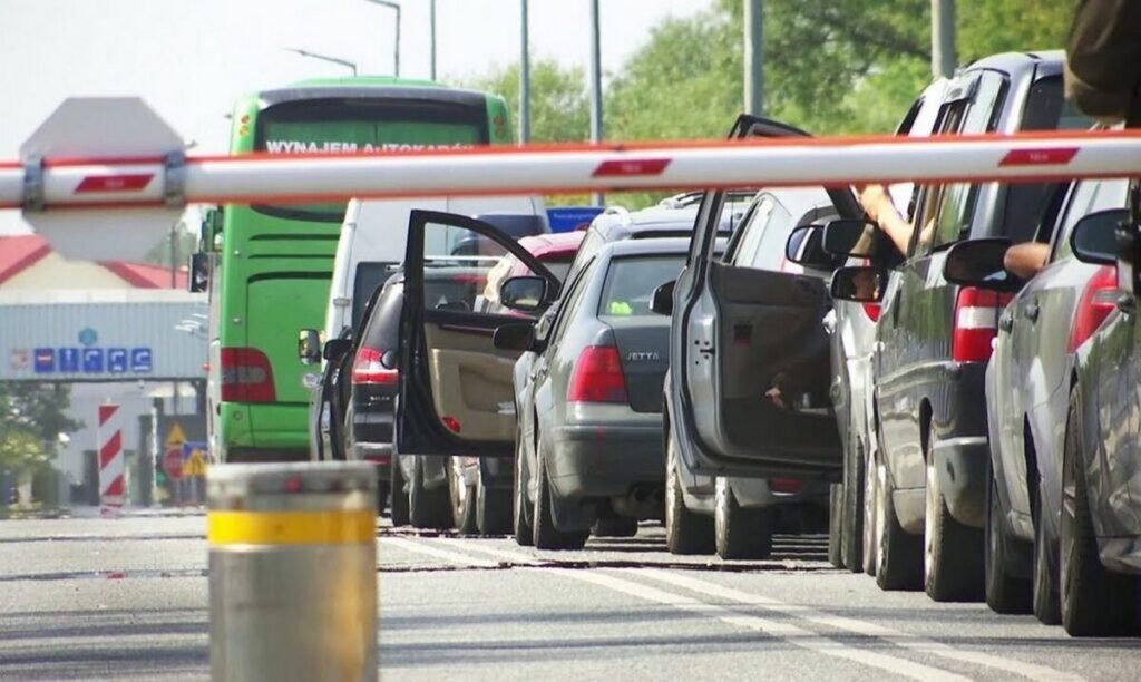 В очереди на въезд в ЕС ожидают более 1000 автомобилей