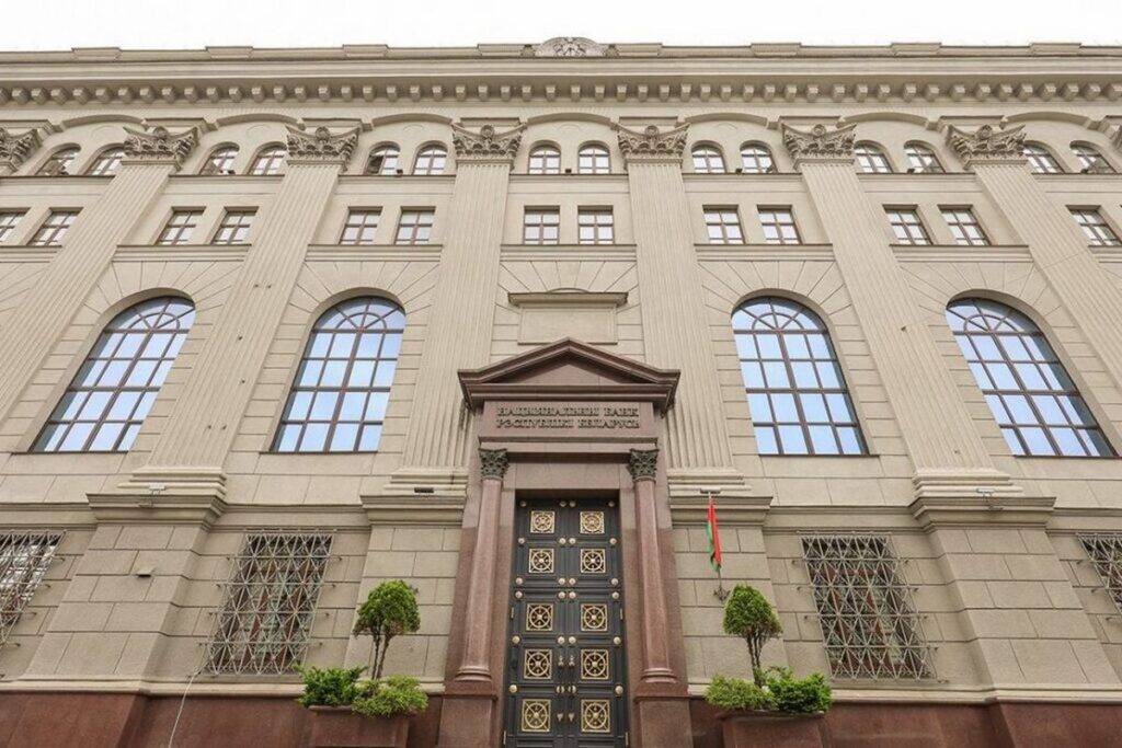 Лукашенко утвердил изменения в устав Национального банка