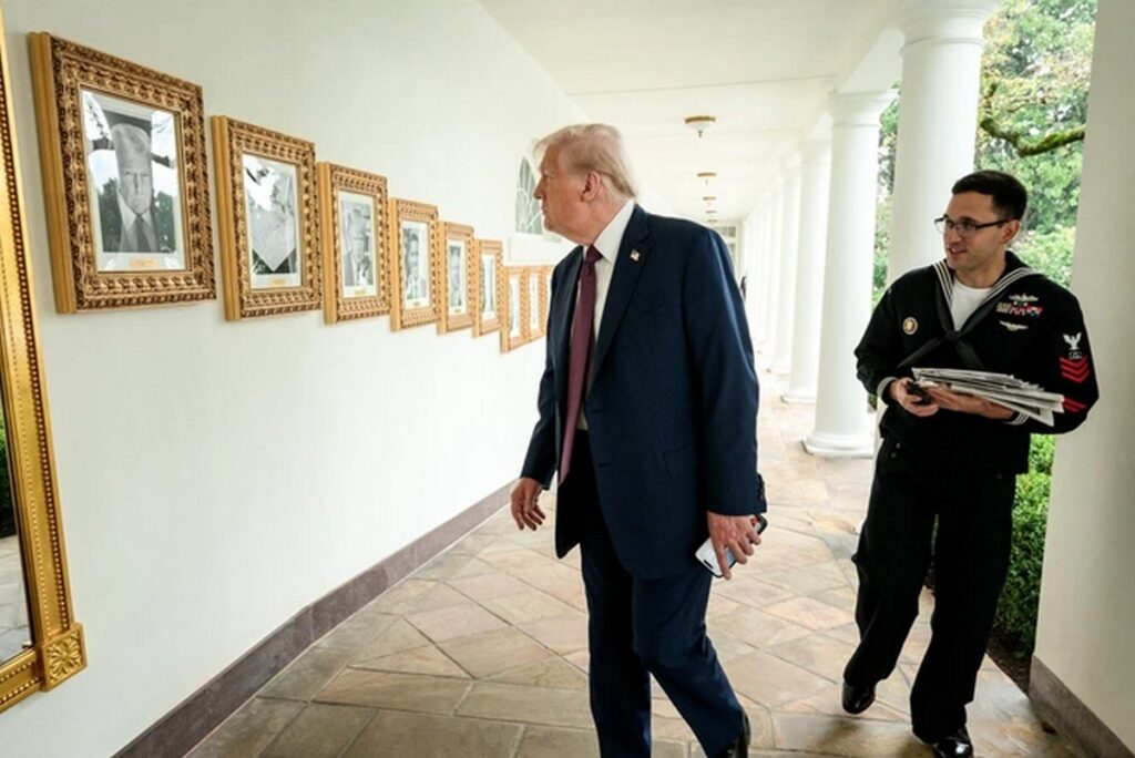 Трамп заменил портрет Байдена на фото автопера