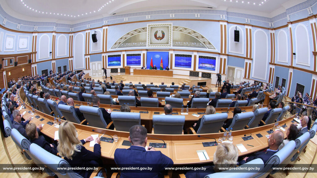 Лукашенко потребовал обеспечить предприятиям полную защиту при международных расчетах