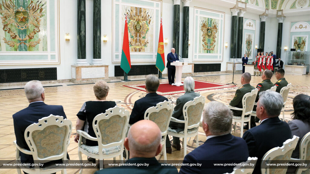 Лукашенко: основная задача военпрома сегодня — научиться бороться с БПЛА