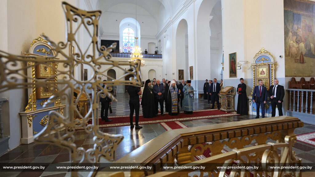 Президенту в Жировичском монастыре подарили картину белорусского художника