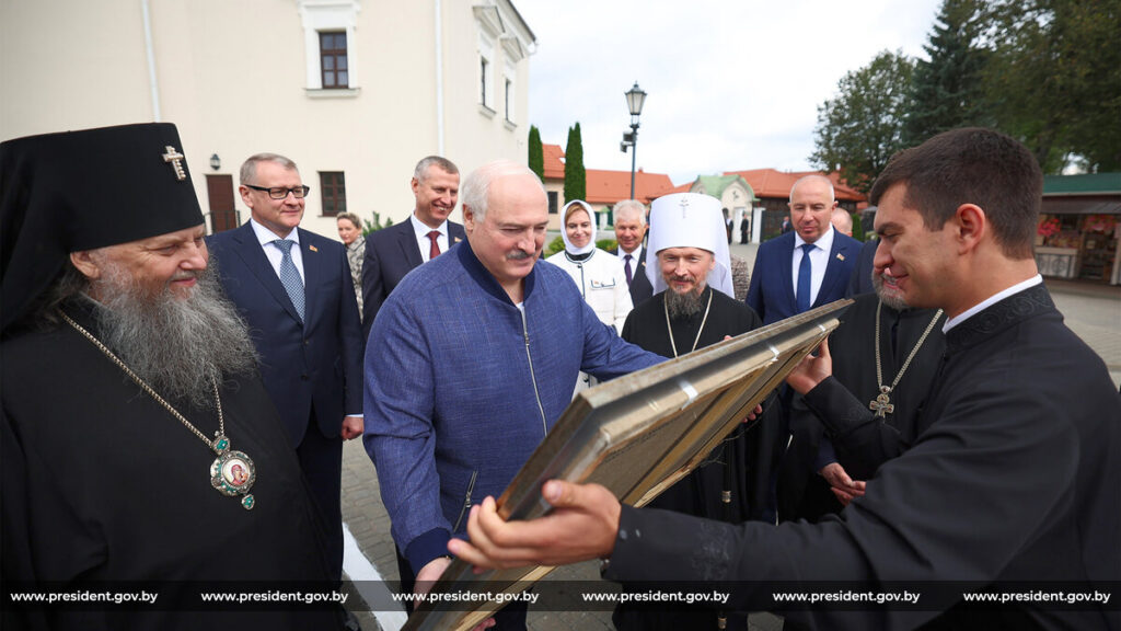 Президенту в Жировичском монастыре подарили картину белорусского художника
