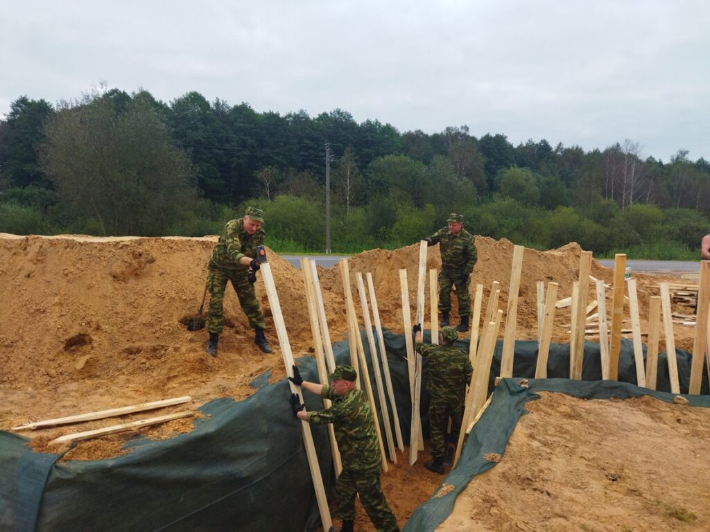 Учебный сбор с военнообязанными Минщины проходит на базе оздоровительного лагеря в Молодечненском районе